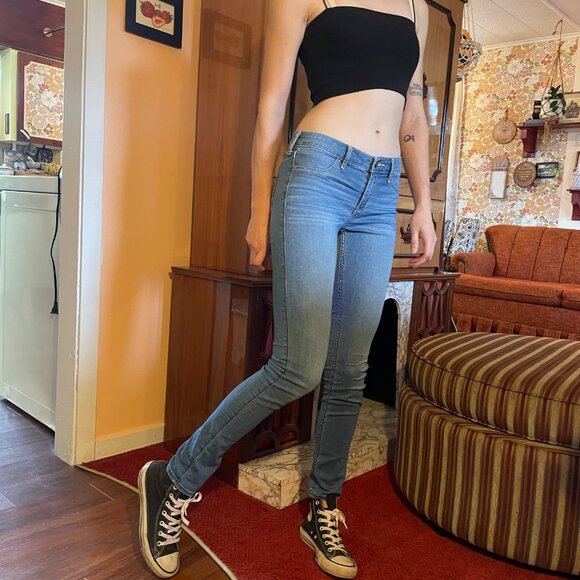 Y2K low rise Hollister light wash skinny jeans! - Picture 9 of 16